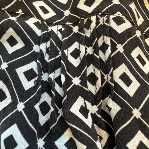 WH BM Silk Blouse Geometric Pattern Black/White SZ 6 - Picture 14 of 14